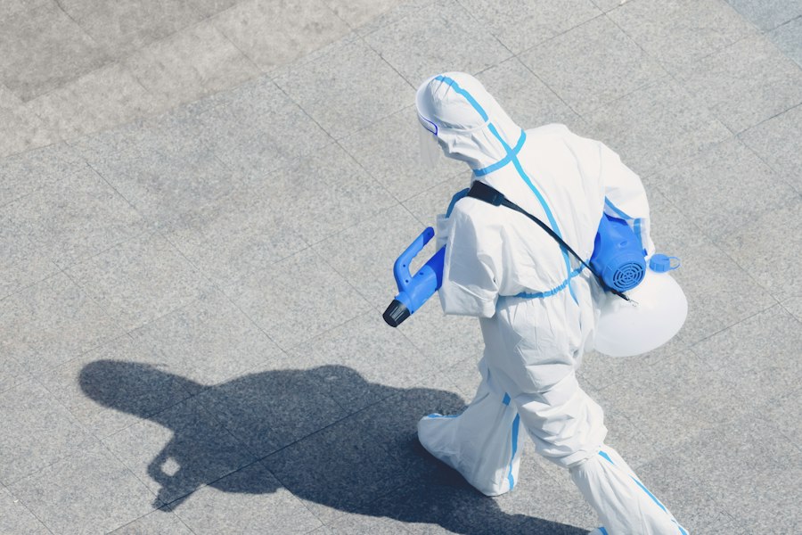 Técnico con equipo de protección completo y fumigadora